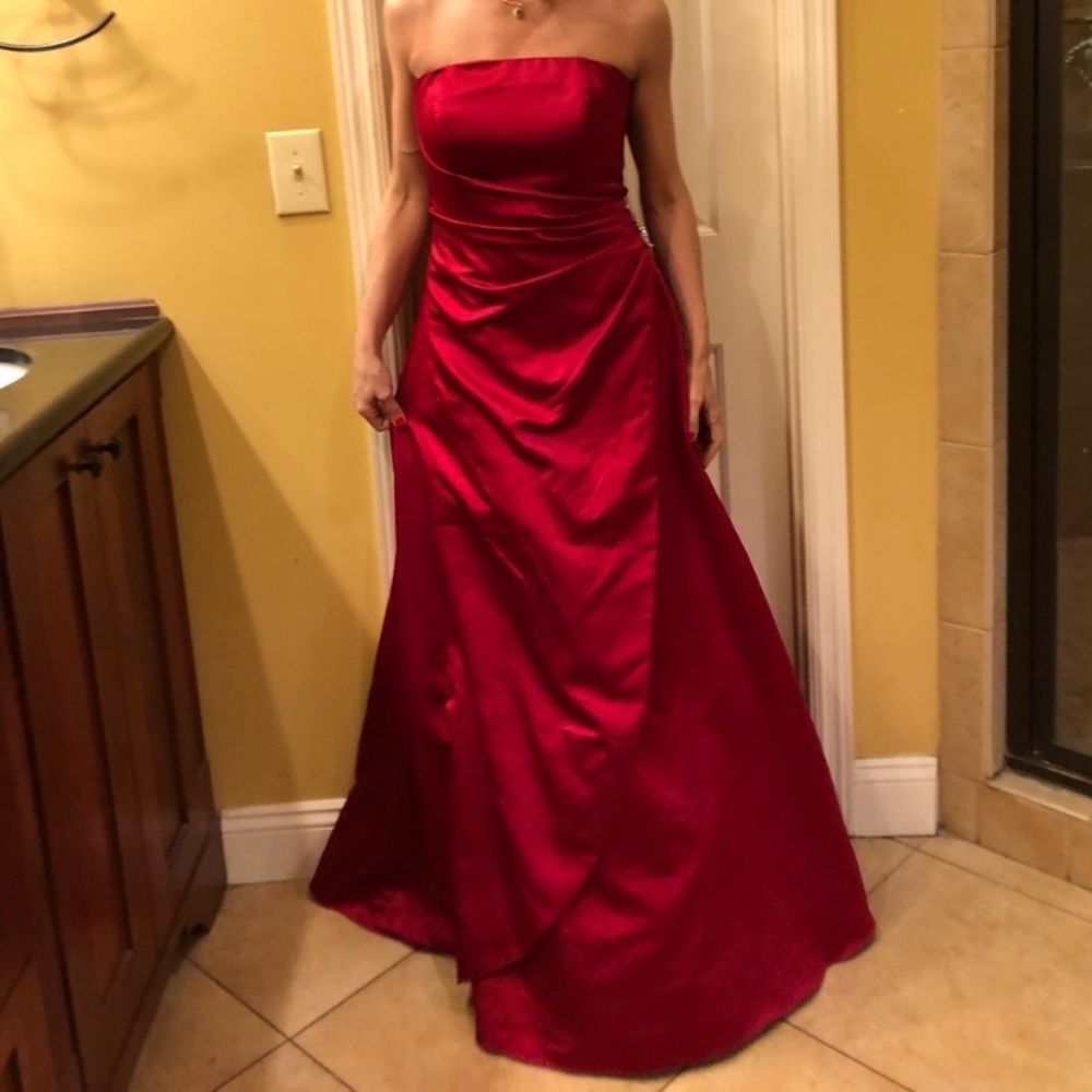 David’s Bridal NWT strapless dress Size 6